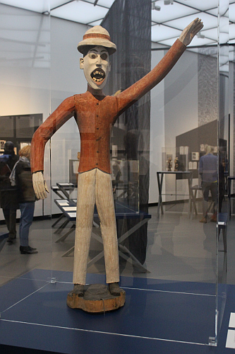 hentakoi, von einem Künstler auf den nikobarischen Inseln im Indischen Ozean aus Holz geschnitzt, in der Funktion einer Schreckfigur in Gestalt eines englischen Kolonialsoldaten, 1909 durch das Rautenstrauch-Joest-Musuem Köln von dem Hamburger Händler J.F.G. Umlauf gekauft (Foto: KK) hentakoi, von einem Künstler auf den nikobarischen Inseln im Indischen Ozean aus Holz geschnitzt, in der Funktion einer Schreckfigur in Gestalt eines englischen Kolonialsoldaten, 1909 durch das Rautenstrauch-Joest-Musuem Köln von dem Hamburger Händler J.F.G. Umlauf gekauft (Foto: KK)