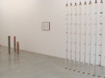 Nina Canell, Matter of the Heart, Blick in die Ausstellung mit Nansen-Flaschen, Noten, Holzpfosten in der Galerie Konrad Fischer, Berlin (Foto: kk)